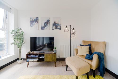 Dartford Apartment | Step Free -Fully Private -Equipped Kitchen- 2 Bed 2 bathroom Dartford London Flat Mins from Bluewater and Station with 500mb Wifi