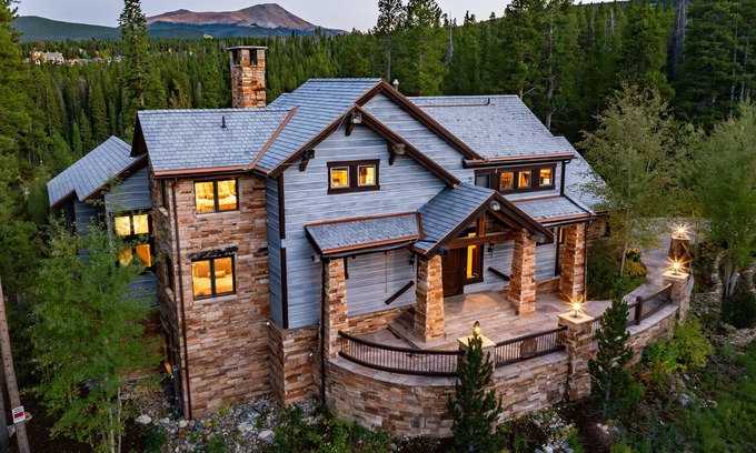 Four O'Clock House | Step out to the ski run, your hot tub or the sauna