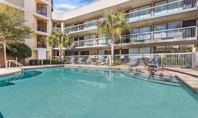 Hilton Head Island Hotel | Steps Away from the Beach | 4 Family Ready Rooms w/Complimentary Breakfast