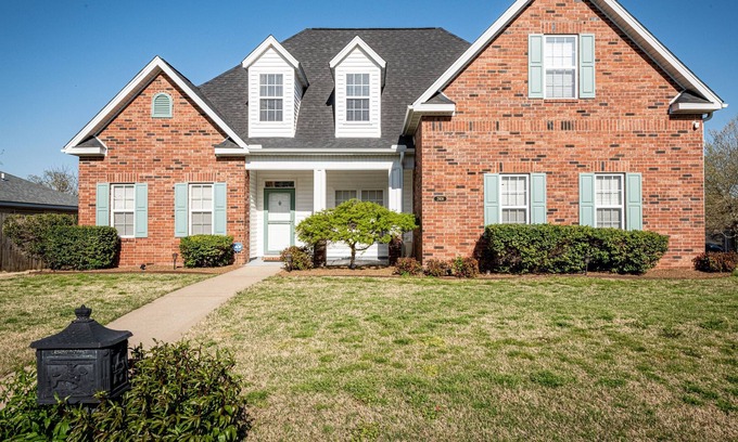 Bentonville House | Steps away from Angus Chute Trailhead!