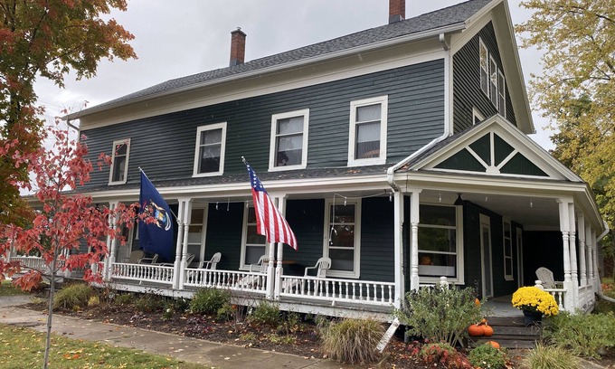 Elk Rapids House | Steps away from East Bay