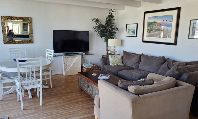 Del Mar House | Steps from the Beach.