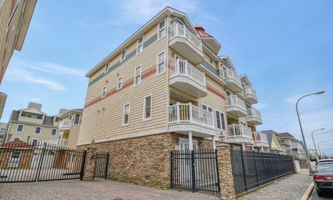 Seaside Heights House | Steps from the famous Seaside Heights boardwalk beach! Family-sized townhouse.n