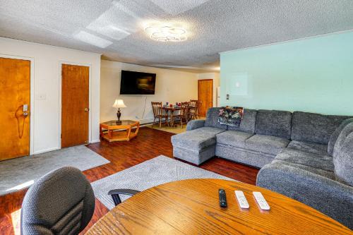 College Apartment | Steps to Chena River - Condo Near Hiking and Tours!
