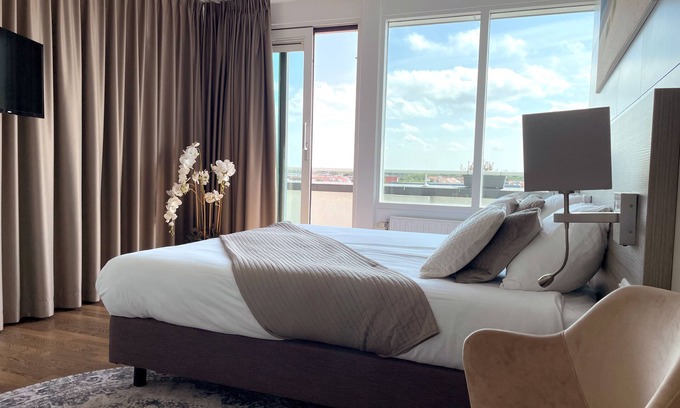 Monster Hotel | Steps to Coastal Trails — Free Parking, and Outdoor Adventures