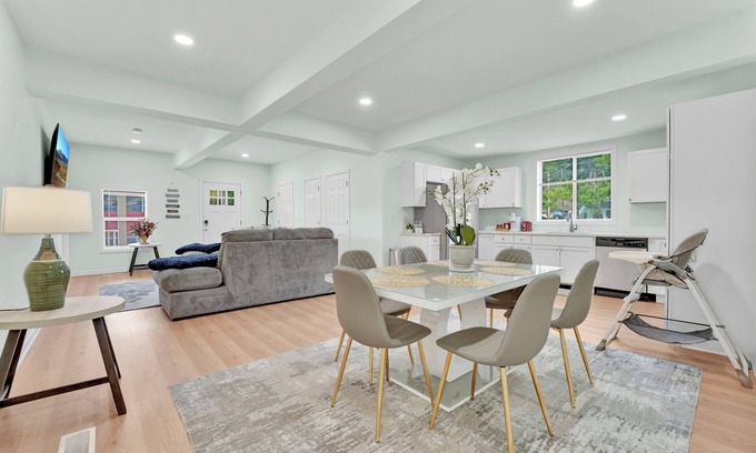 Lake George House | Steps to Lake, Beach & Canada St. Across Shepherds Park nPet Friendly Gem# 1