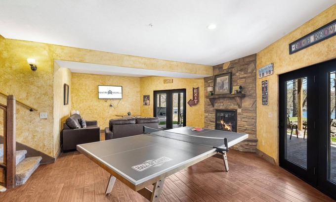 Branson House | Steps to Lake from Lodge! Deck-Fireplace- Private Grill-Games- Free Sdc Tickets & More