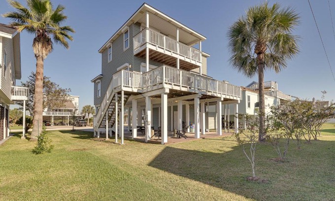 Pirates Beach House | Steps to Sand Pirates Beach House in Galveston!