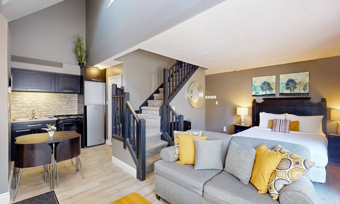 Craigleith House | Steps to ski loft with fireplace & deck + seasonal pool. hot tub, & tennis