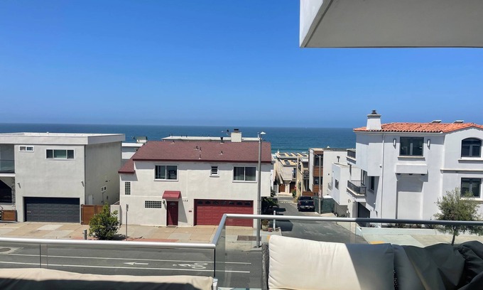 The Strand House | Steps to the sand in Manhattan Beach!