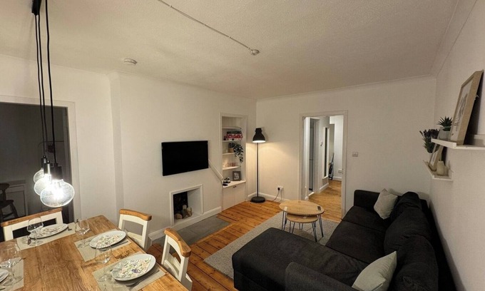 Tillicoultry Apartment | Stirling Haven: Charming 3B Apt in City Centre