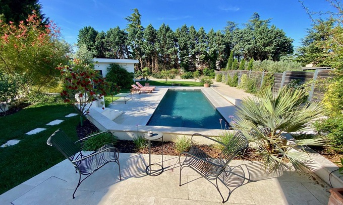 Pujaut House | Stone farmhouse with saltwater swimming pool and private garden ( near Avignon)