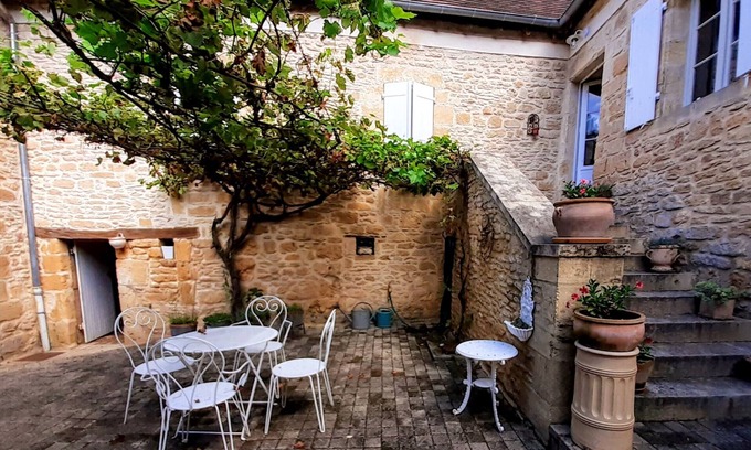 Saint-Leon-sur-Vezere Ski Chalet | Stone house at the foot of La Vézère, for 6