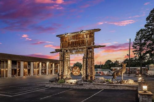 Eureka Springs Apartment | Stonegate Lodge King Bed Fast WiFi 40in TV Salt Water Pool Room #309
