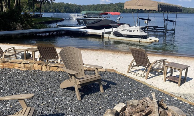 Lake Oconee Cottage | StoneRidge Sanctuary Beautifully located on the Richland Creek side of the lake!