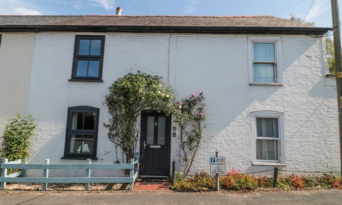 New Forest District House | STONES THROW, pet friendly, with a garden in Lymington