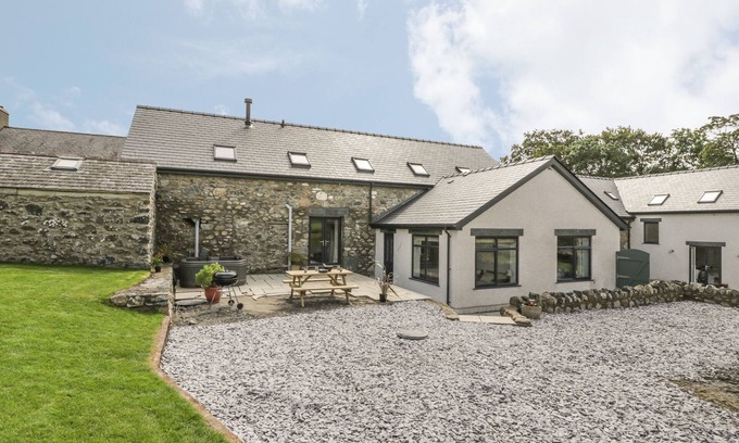 Menai Bridge Cottage | STORWS, family friendly, character holiday cottage in Pentraeth