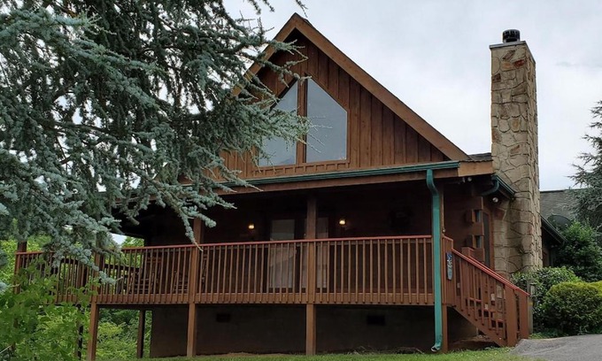 Sevierville House | Story Brook: Beautiful true log cabin! Close to Dollywood, State Park, and more!
