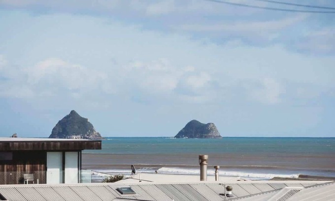 Rewa House | Strandon Townhouse Near Beaches and CBD