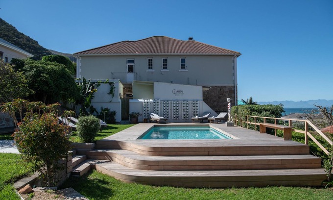 Kalk Bay Apartment | Strathmore Flat in the annex of Chartfield