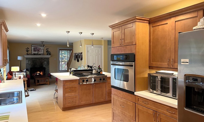 Stratton Mountain House | Stratton High Meadow 4BR - 10 beds, Pro Kitchen, Finished Basement, Mtn. Shuttle