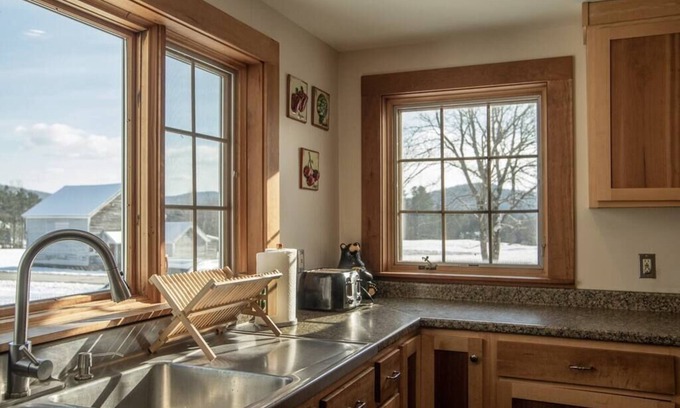 South Londonderry House | Stratton View Farmhouse + Guesthouse, 2 Rentals! Minutes to Mtn and more!