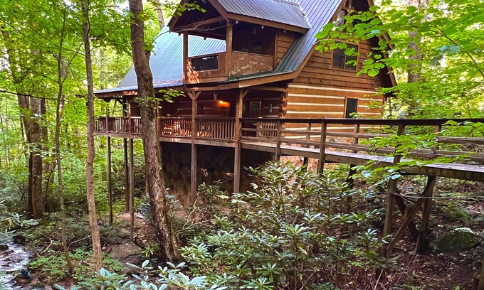 Gatlinburg - Pigeon Forge Cabin | Streamsong: Free Attraction Tickets, Hot Tub, Pool Table & Secluded Creek Views