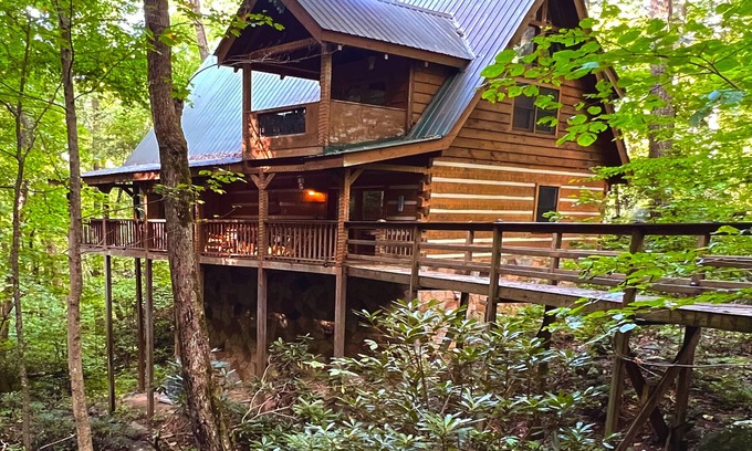 Gatlinburg - Pigeon Forge Cabin | Streamsong Secluded Creek View Cabin with Hot Tub and Pool Table