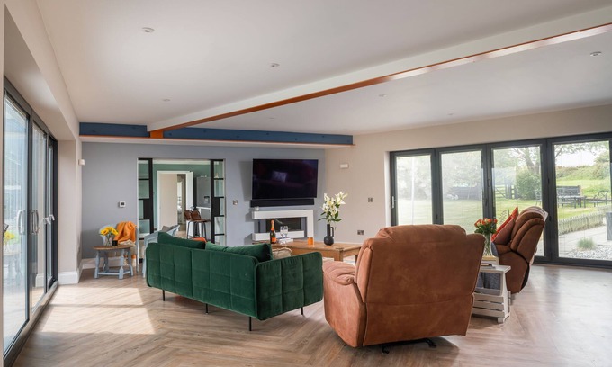Llanfaelog House | Stretton House ~ Views of Snowdonia ~ Close to Rhosneigr Beach