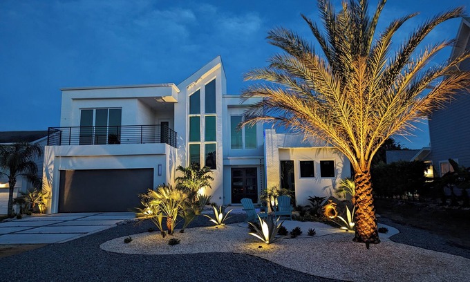 Ormond-by-the-Sea Villa | Striking Villa - Catagory 5 - w/pool, WiFi in fantastic Ormond Beach