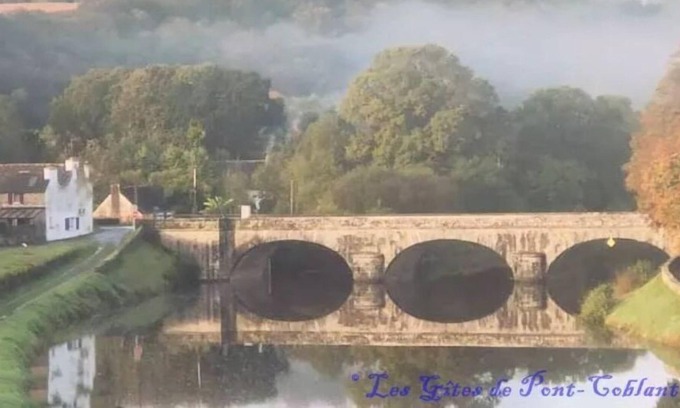 Gouezec Apartment | Stroll along the Nantes Brest Canal