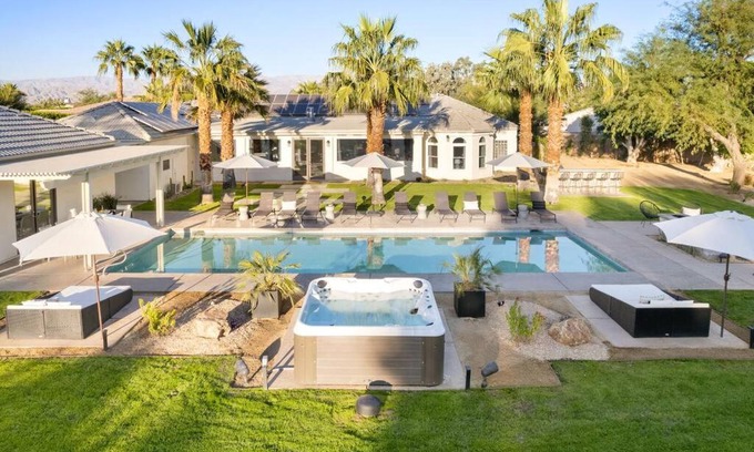 Indio House | Strut Oasis 71 - Redesigned 1-Acre Estate, Volleyball, Putting Green, Fire Pit, Billiards!