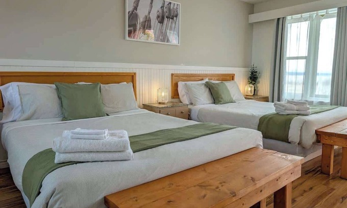 Ste Anne de Beaupre Apartment | Studio 17 | 2 Min Waterfront | BBQ & Fireplace