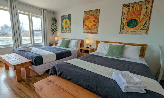 Ste Anne de Beaupre Apartment | Studio 18 | 2 Min Waterfront | BBQ & Fireplace