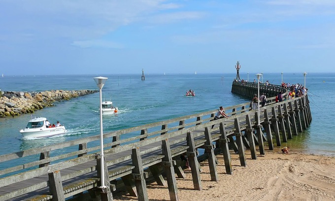 Courseulles-sur-Mer Apartment | Studio 100m from the sea and shops