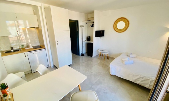 Juan-les-Pins Apartment | Studio 424 Bord de mer Résidence Graziella