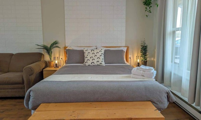 Ste Anne de Beaupre Apartment | Studio 5 | 2 Min Waterfront | BBQ & Fireplace
