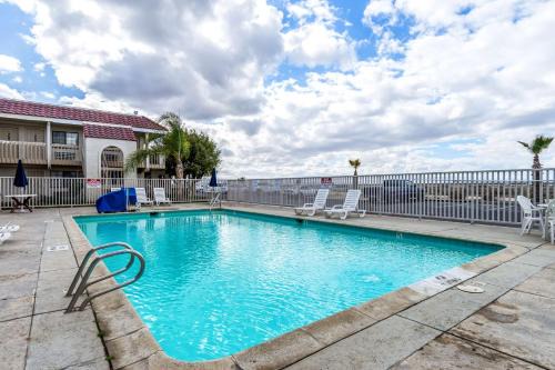 Buttonwillow Hotel | Studio 6-Buttonwillow, CA