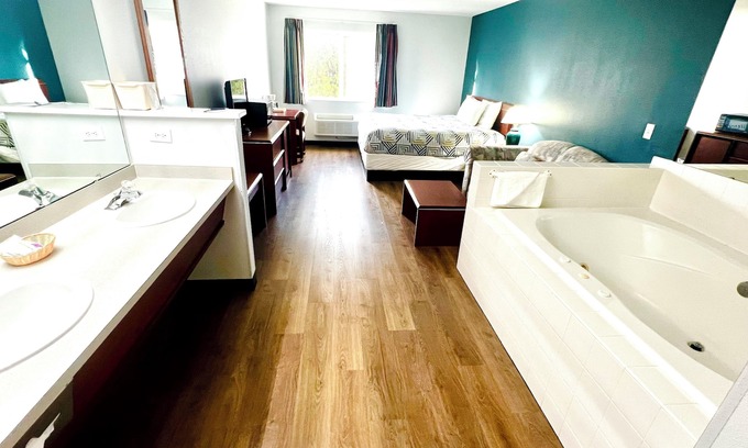 West Portland Park Hotel | Studio 6 Suites Portland OR- I-5 OHSU