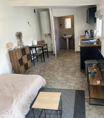 Neuville-Saint-Remy Apartment | Studio 8