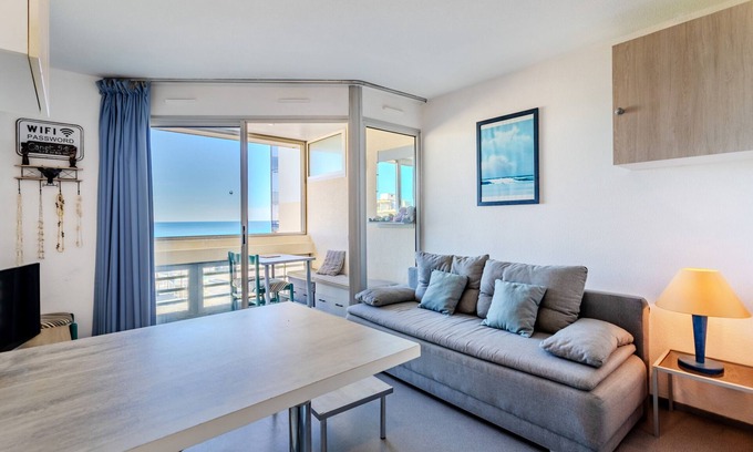 La Cote Radieuse Apartment | Studio Apartment 'Vue Mer' with Sea View, Wi-Fi and Air Conditioning