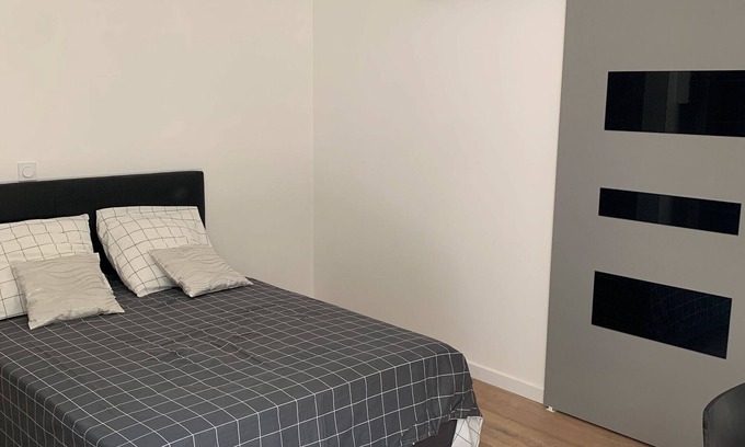 Hanvec Apartment | Studio Apartment '1' with Private Terrace, Shared Garden and Wi-Fi