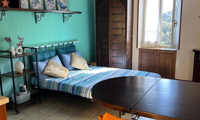 Vernazza Apartment | Studio apartment beautiful view. fresh and bright In the park of 5TERRE