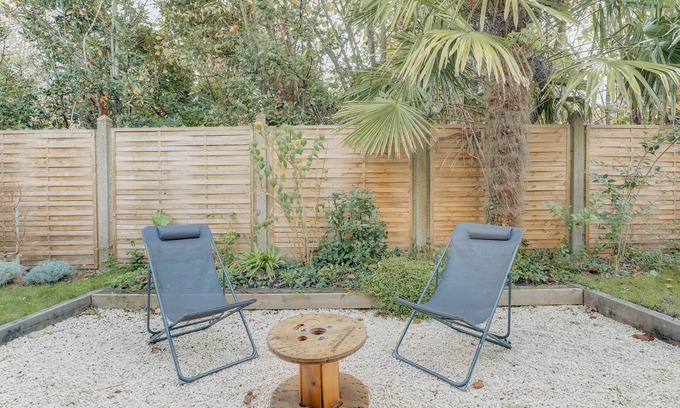 Alphonse Guerin Apartment | Studio Apartment 'Du Jardin D' Eden' with Private Terrace, Private Garden and Wi-Fi