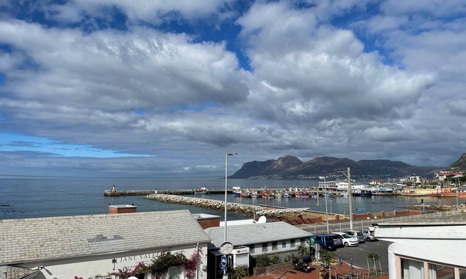 Kalk Bay Apartment | Studio apartment in the heart of Kalk Bay, 1 minute walk to the beach.