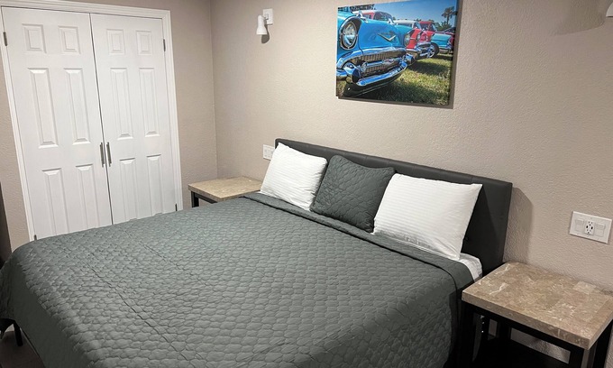 Greenacres Apartment | Studio Apartment - King Bed