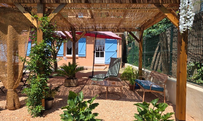 Carces Apartment | Studio Apartment 'La Cascade De Carces' with Private Terrace, Wi-Fi and Air Conditioning