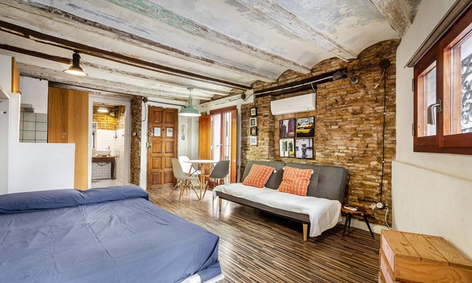 Barrio del Carmen Apartment | Studio Apartment 'Loft 1º with Roof Terrace' with Balcony, Wi-Fi and Air Conditioning