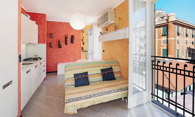 Arenzano Apartment | Studio Apartment 'Stefi' with Balcony and Air Conditioning