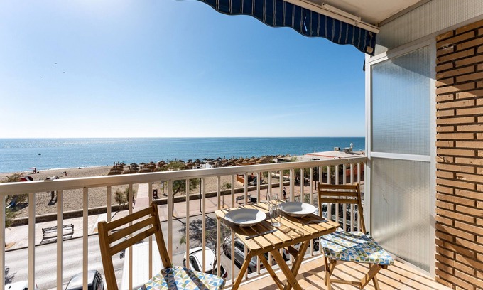 Fuengirola City Centre Apartment | Studio apartment 'Ventana al Mar' with sea-facing terrace and air conditioning